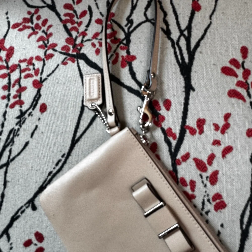 NEW COACH Elegant Cream Bow ZIP WRISTLET PURSE 5 x 6.5 in. w Card Holders